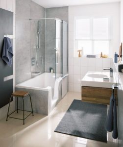 Mit der neuen Duschwanne Dobla bietet das sanierte Bad deutlich mehr Flexibilität und Komfort – ohne Kompromisse, dafür mit optimaler Raumnutzung. (Foto: Epr/Bad & Heizung/Hsk Duschkabinenbau Kg)