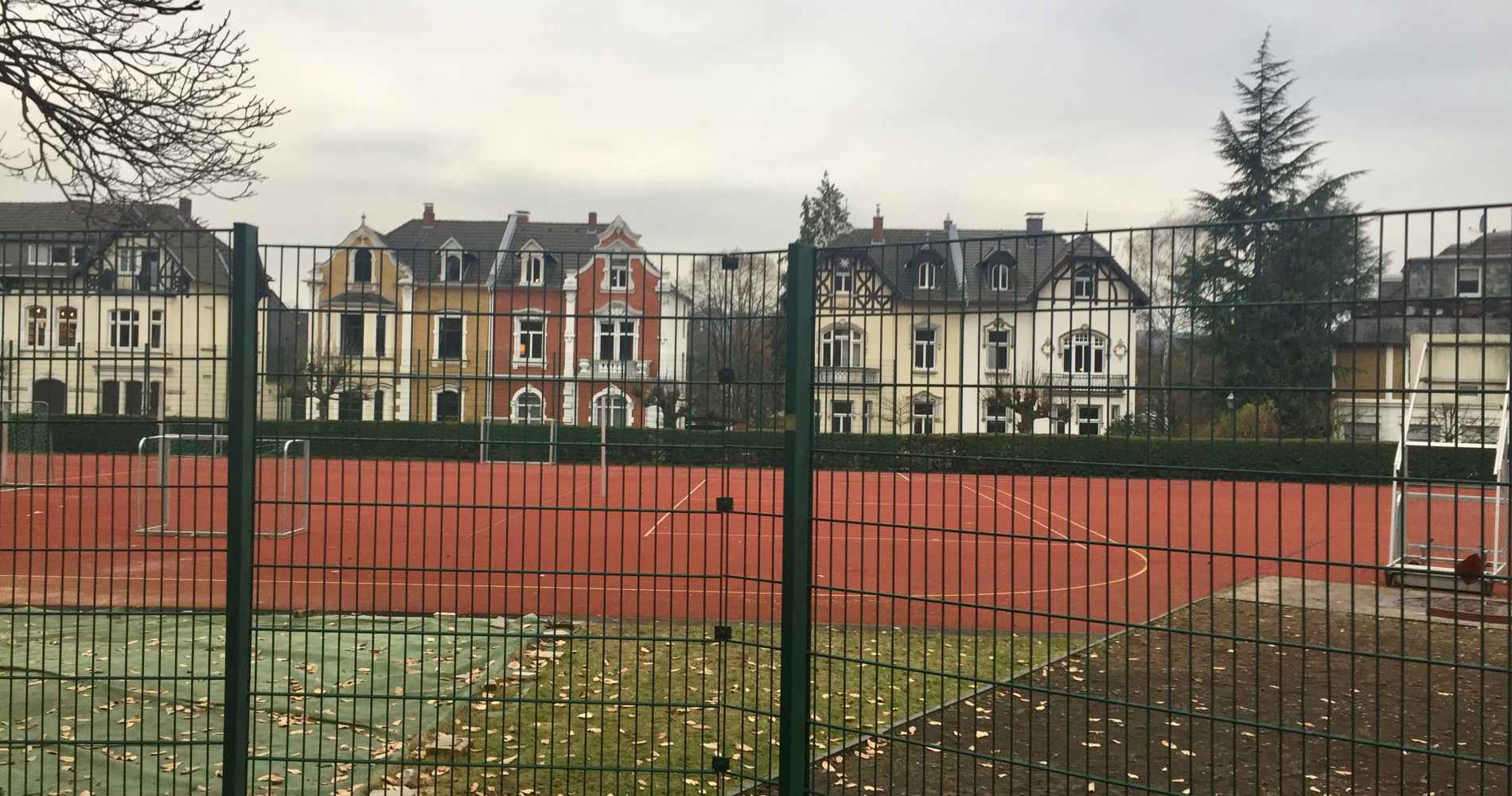 KÖNIGIN- SOPHIE-STRASSE: Sportplatz soll bebaut werden. Anwohner wollen das verhindern.