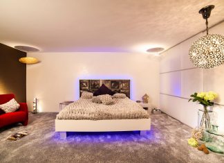Blaues Lichtdesign im Schlafzimmer mit dem Designer Torsten Müller