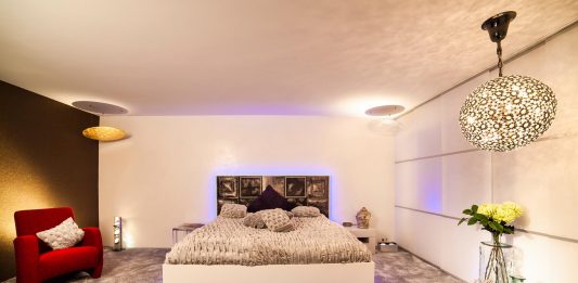 Blaues Lichtdesign im Schlafzimmer mit dem Designer Torsten Müller